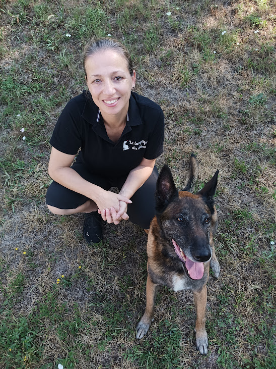 Christine Simonin experte comportementaliste canin et son chien près d'elle